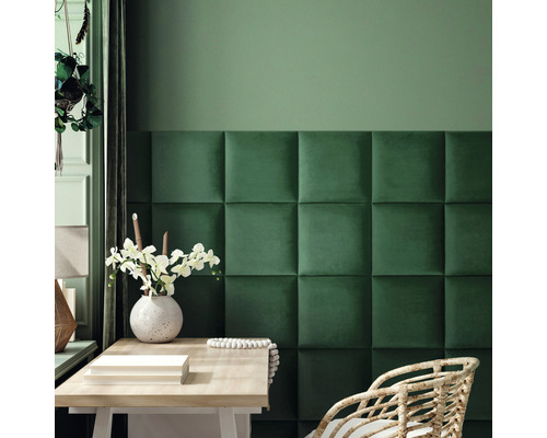 Čalúnený nástenný panel Riviera 30x30 cm fľaškovozelená Izba so zeleným obložením stien z textilných panelov, písací stôl a dekorácia