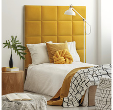 Spálňa s čalúneným čelom postele, posteľou, nočným stolíkom a lampou na čítanie