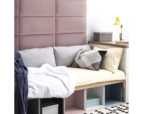 Čalúnený nástenný panel Velvet 30x60 cm staroružová Moderná izba s čalúneným čelom postele, posteľou s policami, vankúšmi a stolnou lampou