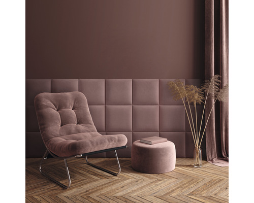 Obývacia izba s kreslom, stoličkou, stenovými panelmi a dekoráciami na drevenej podlahe