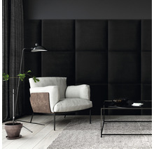 Obývacia izba s kreslom, konferenčným stolíkom a stenovými panelmi