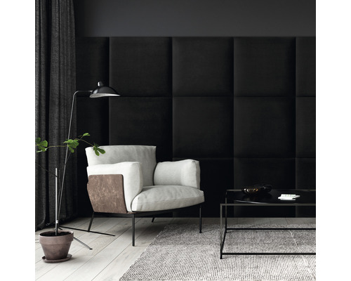 Obývacia izba s kreslom, konferenčným stolíkom a stenovými panelmi