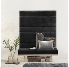 Dekoratívny nástenný panel s lavicou, vankúšmi, rastlinami a doplnkami v miestnosti.