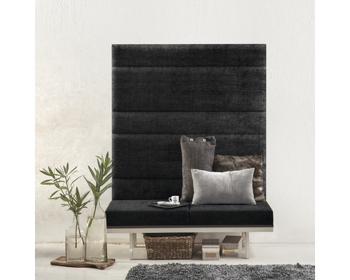 Dekoratívny nástenný panel s lavicou, vankúšmi, rastlinami a doplnkami v miestnosti.