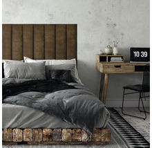 Spálňa s posteľou, veľkým čelom postele, písacím stolom a stoličkou