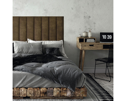 Spálňa s posteľou, veľkým čelom postele, písacím stolom a stoličkou