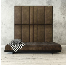 Hnedá futonová posteľ s prešívaným matracom a čalúneným čelom v spálni