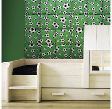 Detská izba s nástennými panelmi s motívom futbalu a bielou posteľou