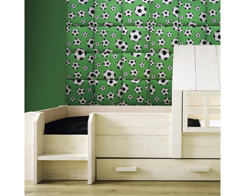 Detská izba s nástennými panelmi s motívom futbalu a bielou posteľou