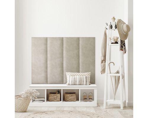 Svetlá vstupná hala s čalúnenou stenou, lavicou s úložným priestorom a vešiakom na kabáty