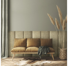 Obývacia izba s pohovkou, vankúšmi, dekou, nástennými panelmi, závesom, vázou a kobercom na parketovej podlahe