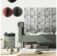 Detská izba s posteľou, hračkami a košom na bielizeň.