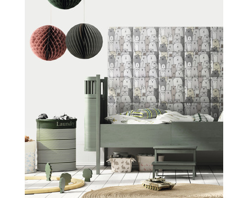 Detská izba s posteľou, hračkami a košom na bielizeň.