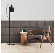 Obývacia izba s kreslom, stojacou lampou a stenovými panelmi