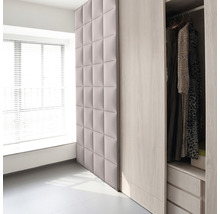 Interiér svetlej miestnosti s akustickým panelom a otvorenou skriňou.