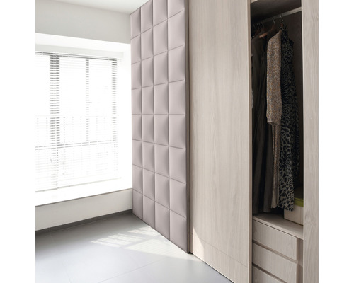 Interiér svetlej miestnosti s akustickým panelom a otvorenou skriňou.