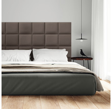 Posteľ s čalúneným čelom, nočný stolík a dekorácie