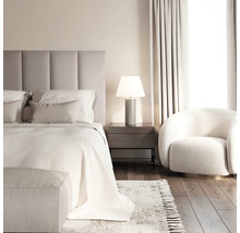 Spálňa s posteľou, nočným stolíkom, lampou, kreslom, závesmi a kobercom