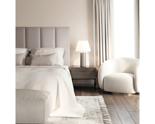 Spálňa s posteľou, nočným stolíkom, lampou, kreslom, závesmi a kobercom