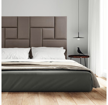 Spálňa s čalúneným čelom postele, nočným stolíkom a lampou