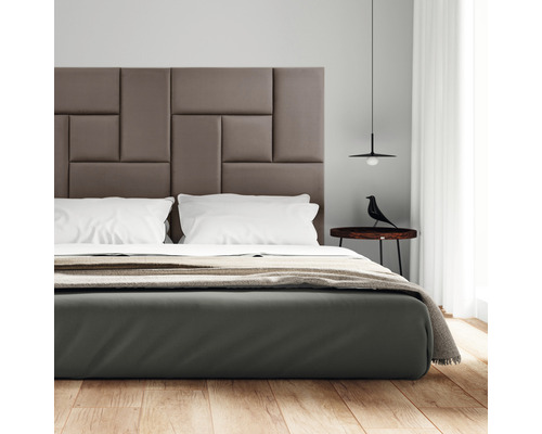 Spálňa s čalúneným čelom postele, nočným stolíkom a lampou