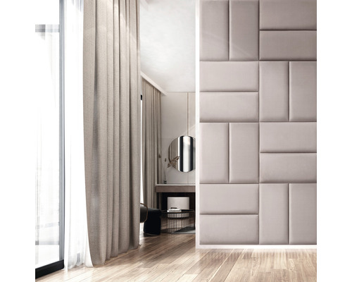 Pohľad na izbu so závesom, zrkadlovou komodou a stenovými panelmi pre interiérový dizajn