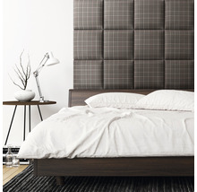 Spálňa s posteľou, nočnou lampou a čalúneným čelom postele s kockovaným vzorom