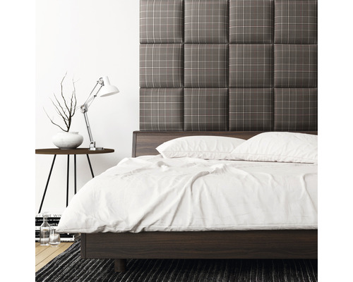 Spálňa s posteľou, nočnou lampou a čalúneným čelom postele s kockovaným vzorom