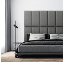 Spálňa s posteľou a čalúneným čelom