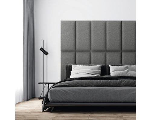 Spálňa s posteľou a čalúneným čelom