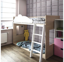 Detská izba s vyvýšenou posteľou, rebríkom a stenovými panelmi