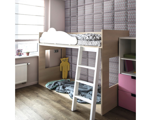 Detská izba s vyvýšenou posteľou, rebríkom a stenovými panelmi