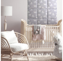 Detská izba s polstrovanými nástennými panelmi, detskou postieľkou a dojčenským kreslom