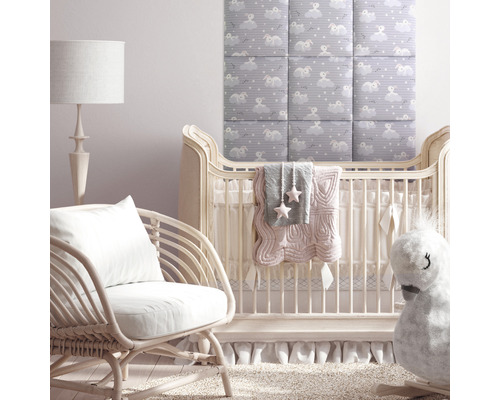 Detská izba s polstrovanými nástennými panelmi, detskou postieľkou a dojčenským kreslom