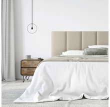 Spálňa s posteľou, čalúneným čelom, nočným stolíkom a závesným svietidlom