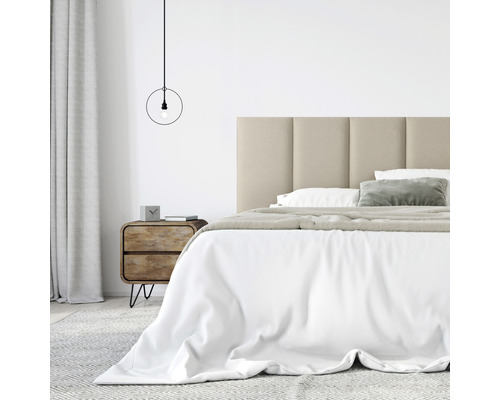 Spálňa s posteľou, čalúneným čelom, nočným stolíkom a závesným svietidlom