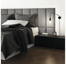 Spálňa s posteľou, nočným stolíkom a nástennou lampou