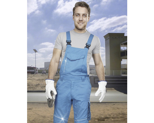 Remeselník má na sebe modré montérky a biele rukavice
