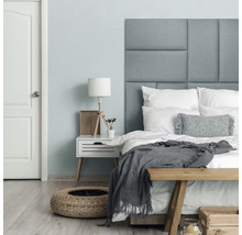 Spálňa s posteľou, nočným stolíkom a dekoratívnymi prvkami pre útulnú atmosféru.