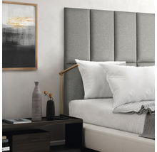 Spálňa s posteľou, sivým čelom, nočným stolíkom a dekoráciou