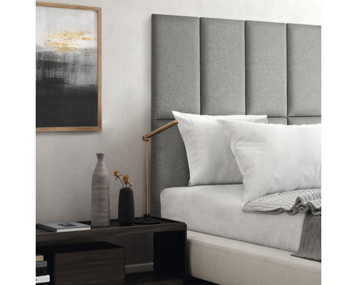 Spálňa s posteľou, sivým čelom, nočným stolíkom a dekoráciou