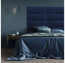 Spálňa s posteľou, nočným stolíkom a závesným svietidlom