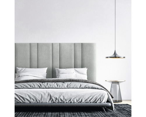 Spálňa s posteľou, nočným stolíkom a závesným svietidlom