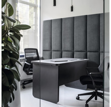 Kancelária so stolom, kancelárskymi stoličkami a akustickými panelmi pre zvukovú izoláciu