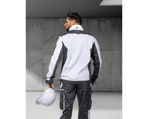 Muž zozadu v sivom a bielom pracovnom odeve s ochrannou prilbou