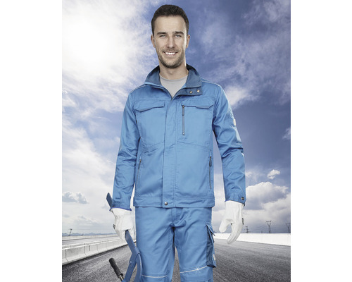 Muž v modrom pracovnom odeve s bundou a nohavicami