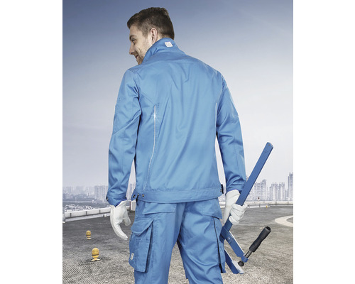 Muž má na sebe modrý pracovný odev a drží nástroj