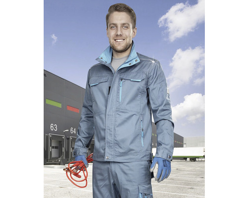 Muž v pracovnom odeve s prepojovacími káblami pred skladom