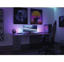 Herná miestnosť so stolom, počítačom, stoličkou a LED osvetlením