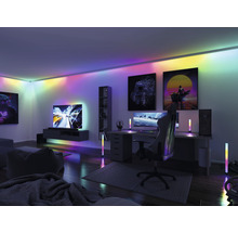 Obývacia izba s televízorom, stolom a RGB osvetlením pre hráčov.